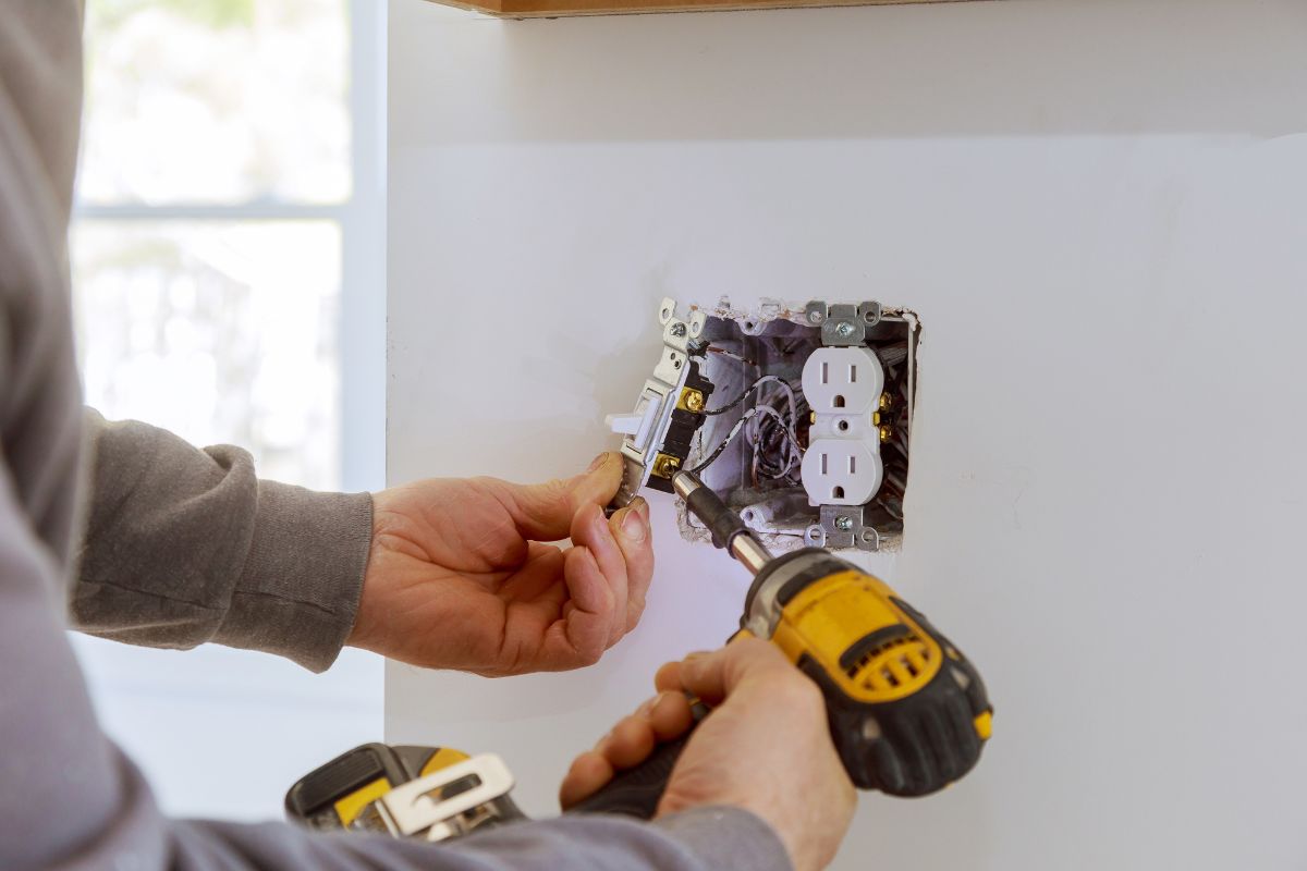 Gfci Outlet Making Noise (Clicking, Buzzing, Humming, Crackling, Loud) » Fix It Wired